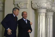 Tổng thư ký NATO (bên trái) và Tổng thống Rumani (nước chủ nhà).